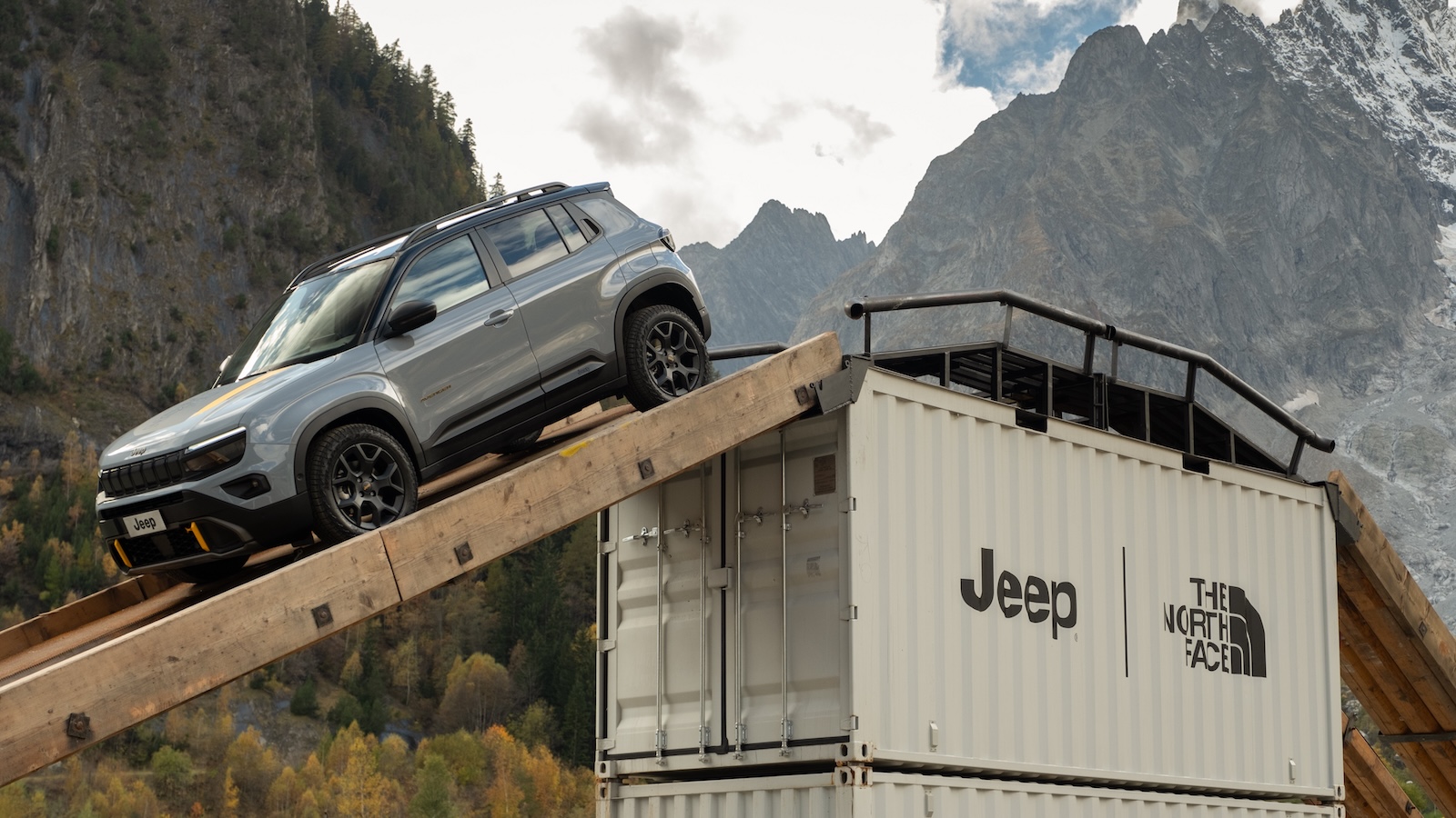 Jeep Avenger 4xe: τετρακίνηση από €29.990 και 3 εκδόσεις στη γκάμα 